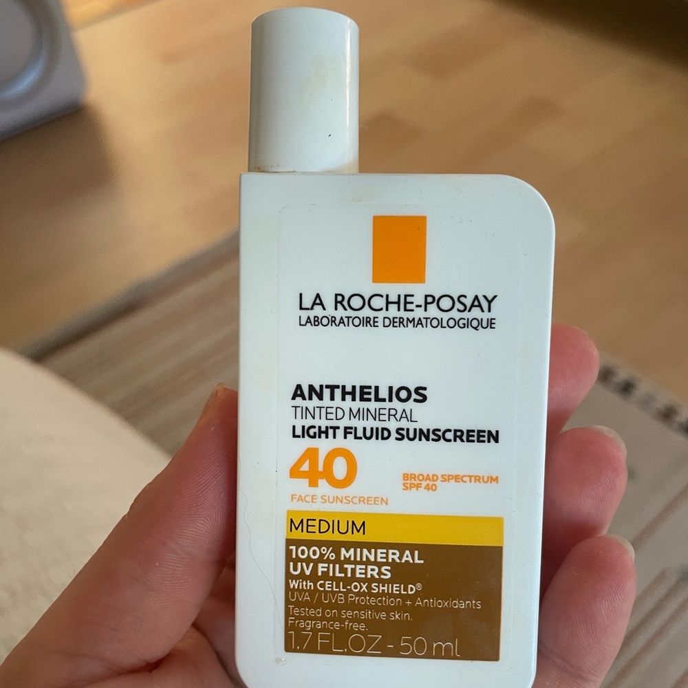 La roche-posay anthelios tinted mineral light fluid sunscreen - medium